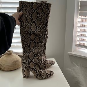 Shoe dazzle snakeskin boots